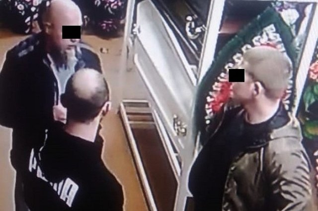 Свердловские полицейские отправили под суд банду рэкетиров похоронного бизнеса