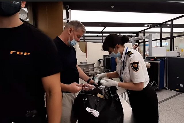 Сотрудник Шереметьево за деньги разрешал пассажирам проносить жидкости в «стерильную зону»