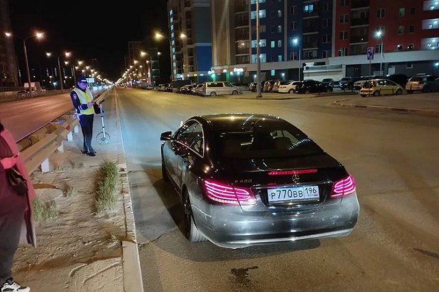 В Академическом районе «Мерседес» сбил подростка-электросамокатчика