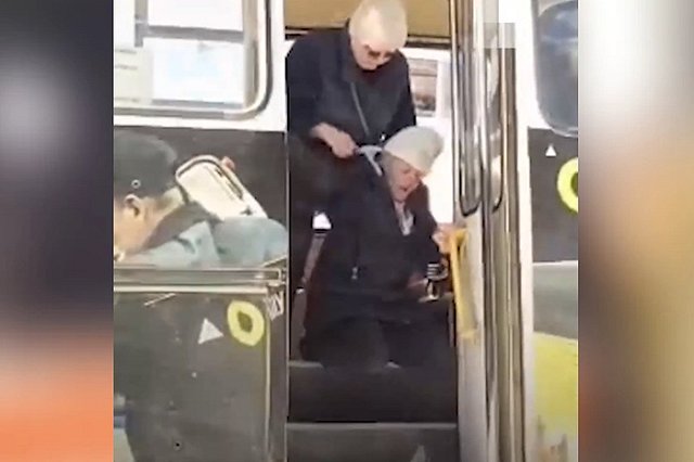 В Свердловской области кондуктор выкинула женщину из автобуса