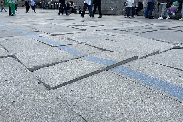 На Плотинке решили снова переложить плитку. Эта продержалась два года