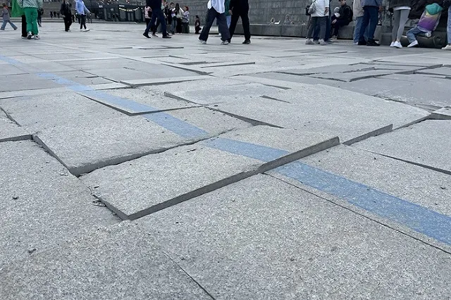 На Плотинке решили снова переложить плитку. Эта продержалась два года