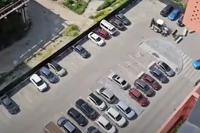 В Екатеринбурге крупную парковку неожиданно перекрыли бетонными блоками