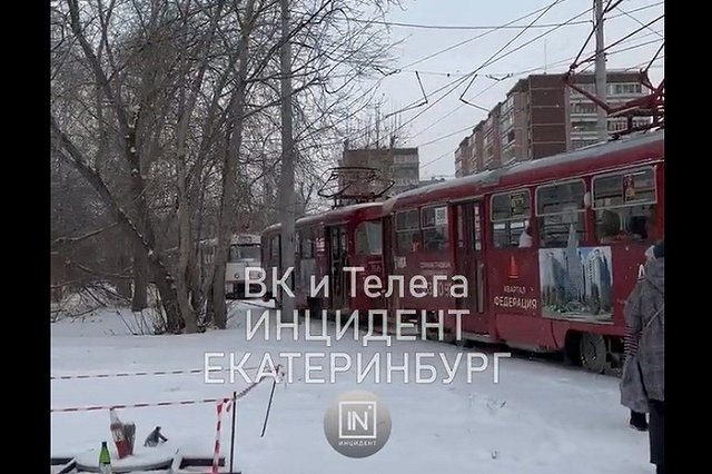 «Ничего не едет»: на ЖБИ трамваи выстроились в огромную пробку