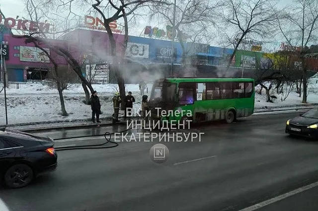 У «Радуги Парка» загорелся автобус