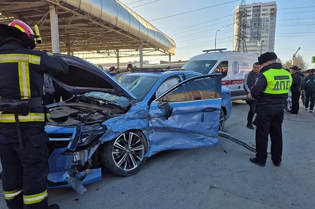 В Екатеринбурге иномарка влетела в толпу пешеходов на автобусной остановке