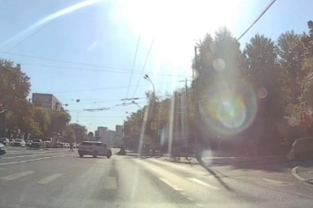 На Малышева мотоцикл сбил самокатчика, внезапно выскочившего под колёса