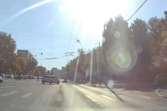 На Малышева мотоцикл сбил самокатчика, внезапно выскочившего под колёса