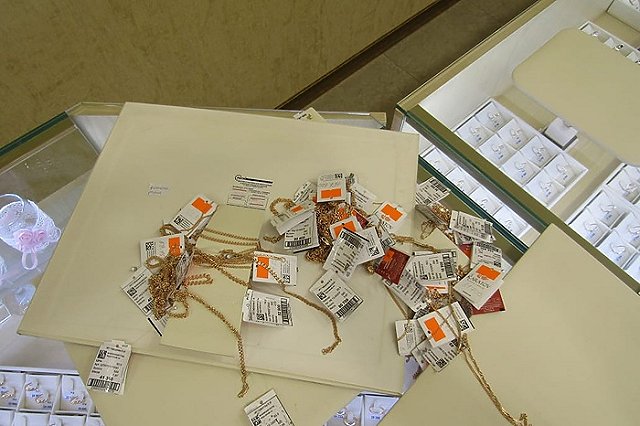Силовики рассказали подробности вооружённого налёта на ювелирный магазин в Ревде