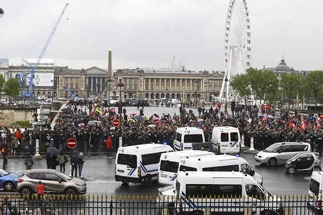 Трудовой бунт: во Франции горят баррикады и рвутся петарды