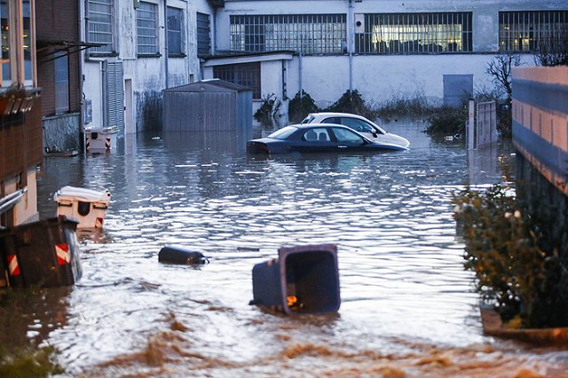 Женщина утонула в ночном клубе во время наводнения в Испании