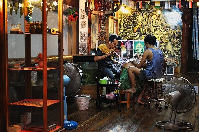 Дочку задержанных за ограбление в Таиланде челябинцев доставили в Россию