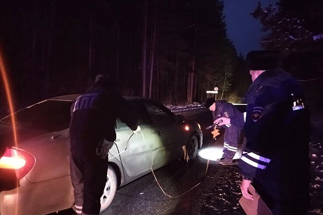 На свердловской трассе Toyota насмерть сбила женщину, сидящую на дороге