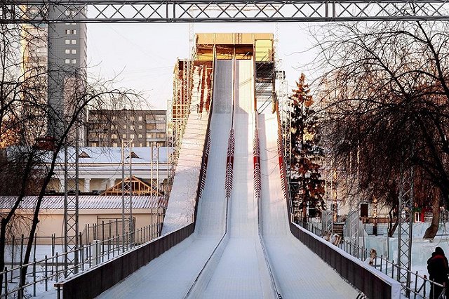 В парке Маяковского люди стоят в огромных очередях, чтобы скатиться с горки