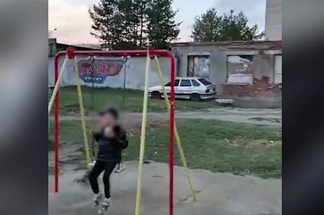 В Екатеринбурге наглецы гоняют на машине прямо по детской площадке