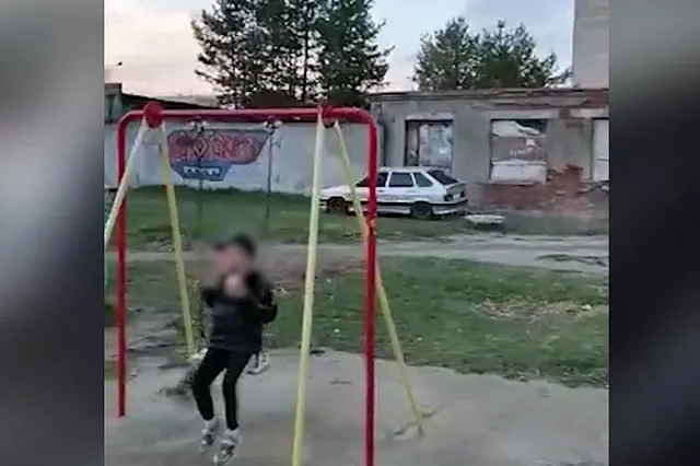 В Екатеринбурге наглецы гоняют на машине прямо по детской площадке