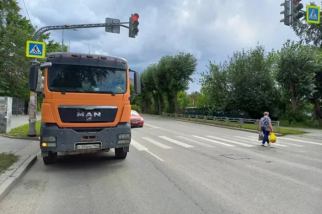 Подросток на велосипеде попал под самосвал в Екатеринбурге