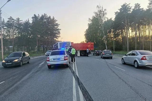 Под Екатеринбургом рейсовый автобус столкнулся с самосвалом
