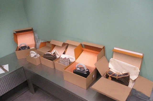 Прилетевший из Китая пассажир пытался ввезти в Екатеринбурге 14 кило «луивиттона»