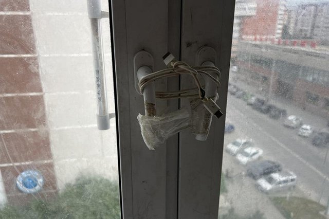 В Екатеринбурге у родителей 3-летней девочки, выпавшей из окна на Ботанике, изъяли всех детей (ФОТО)