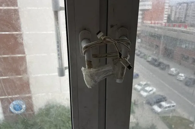 В Екатеринбурге у родителей 3-летней девочки, выпавшей из окна на Ботанике, изъяли всех детей (ФОТО)