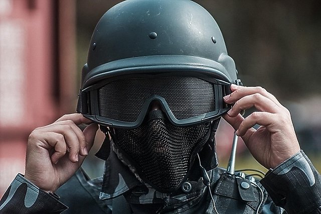 Силовики оцепили территорию возле екатеринбургского завода из-за детского пенала