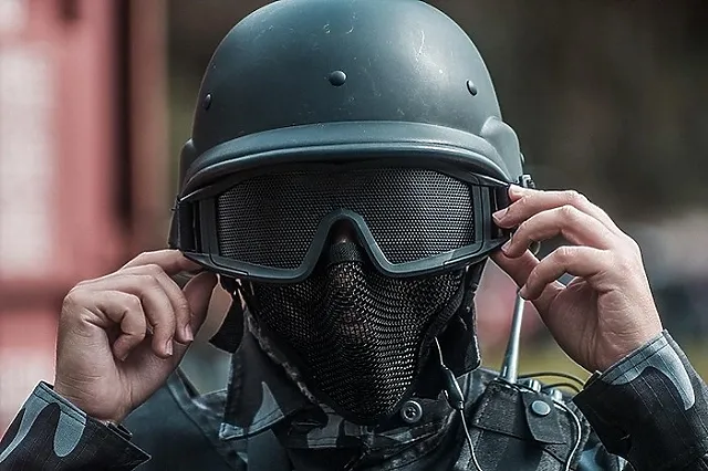 Силовики оцепили территорию возле екатеринбургского завода из-за детского пенала