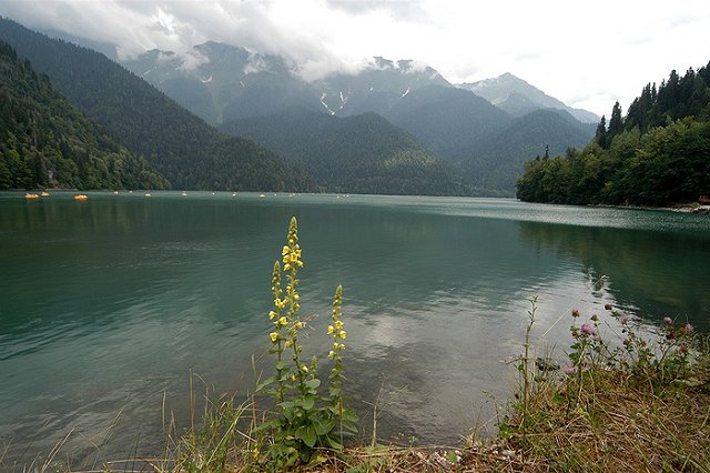Тело утонувшего в озере Рица таможенника отправят на родину после следствия