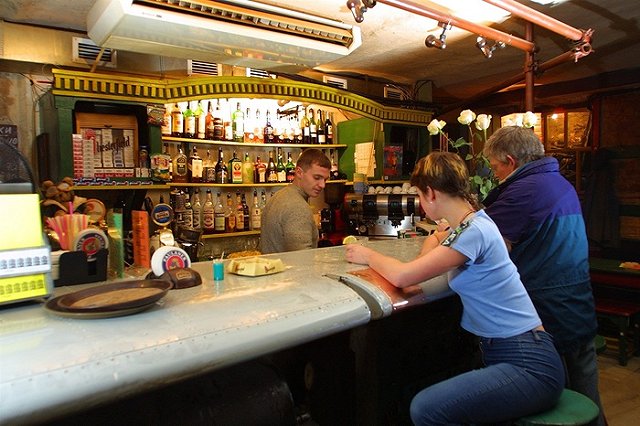 У входа в кафе Нижнего Тагила мужчину едва не зарезали за излишнюю общительность