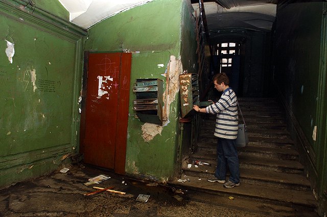 В Ревде на спящего ребенка в ветхом общежитии рухнул потолок