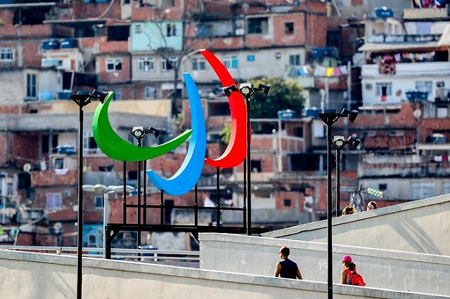 В Кремле восхитились вынесшим российский флаг представителем Белоруссии