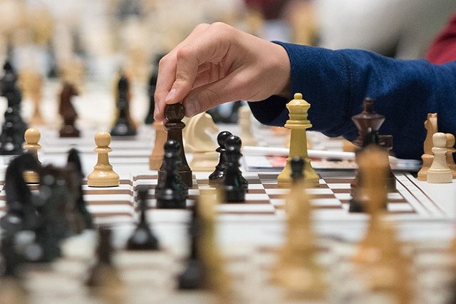 Карякин проиграл Карлсену в десятой партии матча за шахматную корону