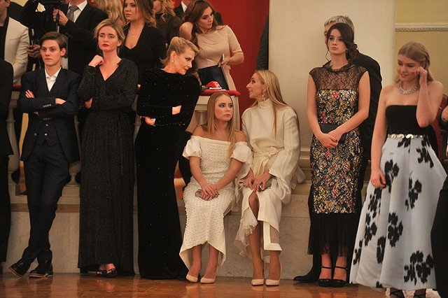 «Крым не узнать». Соцсети обсуждают снимки Навки с дочерьми с райского острова