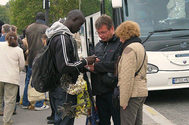 Торговец избил полицейских Эйфелевыми башнями