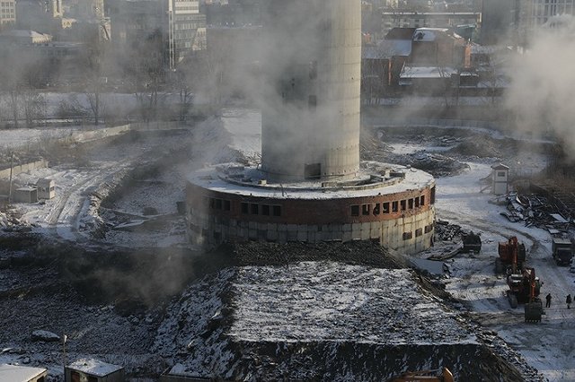 В екатеринбургском баре взорвали сладкую телебашню, но долгострой выстоял