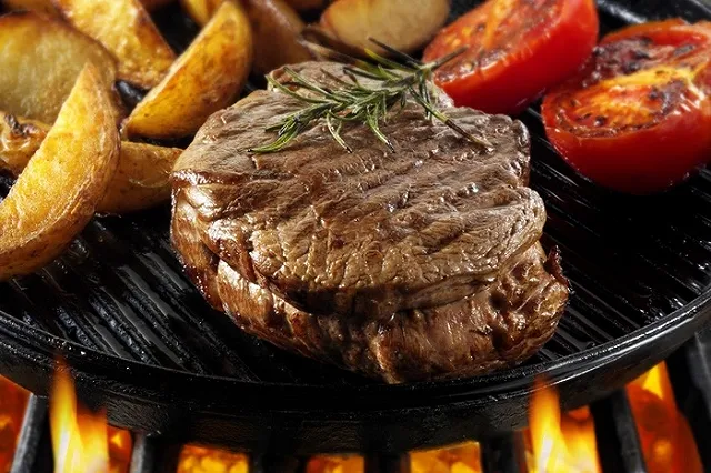 Этичное «мясо из пробирки» начнут поставлять в рестораны