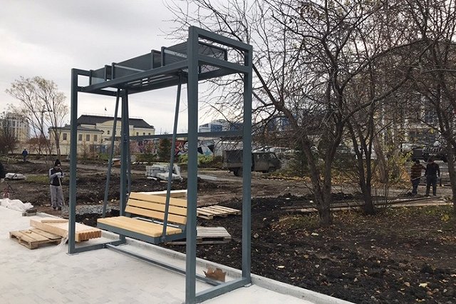 На набережной реки Исеть появились качели для горожан