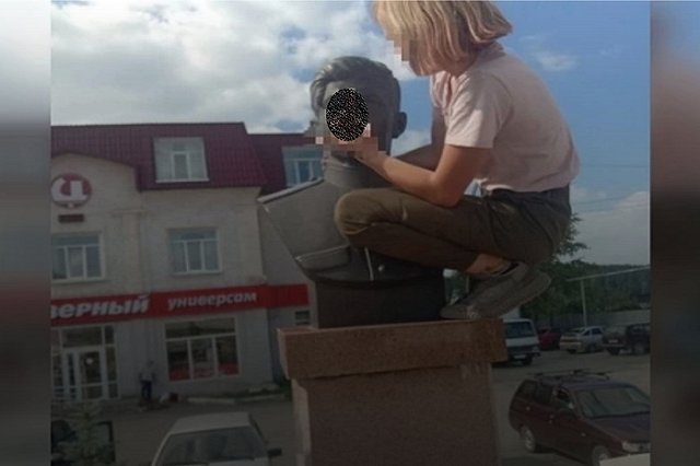 В Свердловской области школьница забралась на памятник Герою Советского Союза ради фотографий