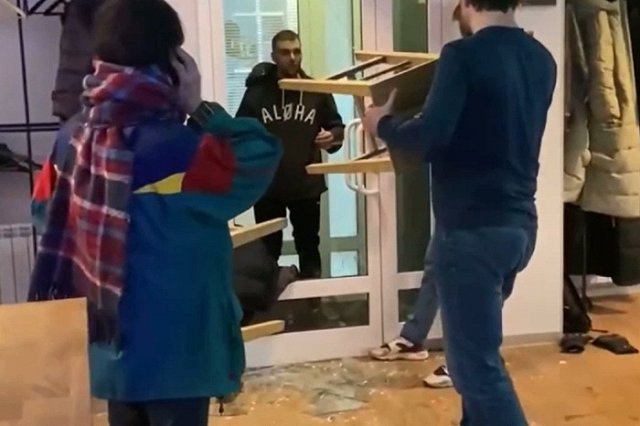 В екатеринбургском баре молодой человек устроил погром