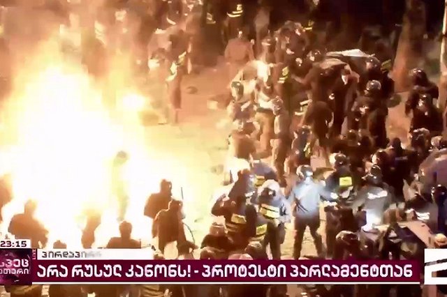 В Тбилиси митингующие против закона об иноагентах устраивают массовые беспорядки