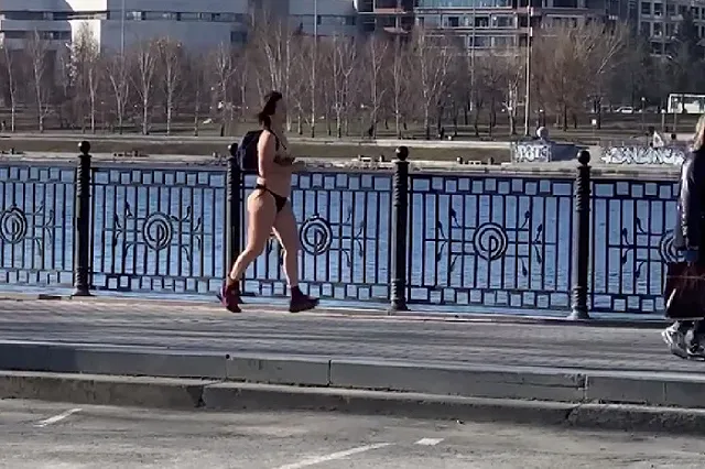 В Екатеринбурге на пробежке заметили практически полностью обнаженную женщину
