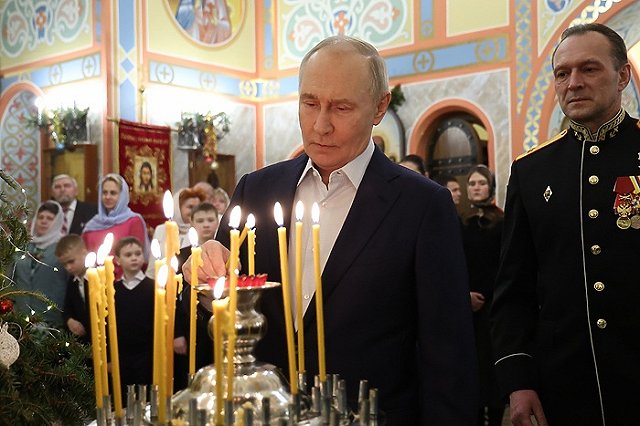 Во время Рождественской службы к ногам Владимира Путина упала игрушка