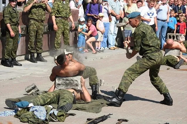 Путин поздравил десантников с днем ВДВ