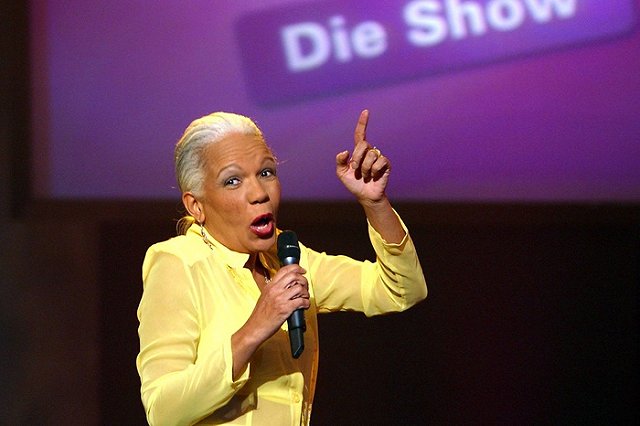 Грабители заживо сожгли исполнительницу хита «Ламбада» — 63-летнюю Лоалву Браз