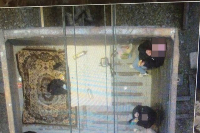 В Екатеринбурге подростки с пивом залезли в вагон движущегося поезда