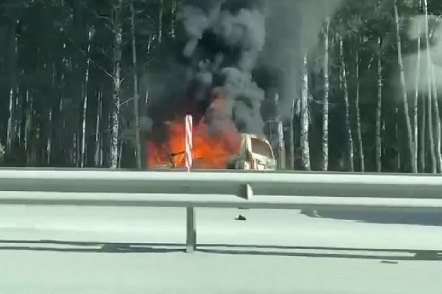 На свердловской трассе водитель погиб в машине, которая вспыхнула после ДТП