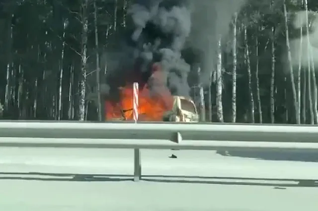 На свердловской трассе водитель погиб в машине, которая вспыхнула после ДТП