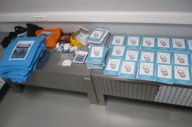 Таможенники в Кольцово изъяли весь мерч у пассажирки, вылетавшей в Тбилиси