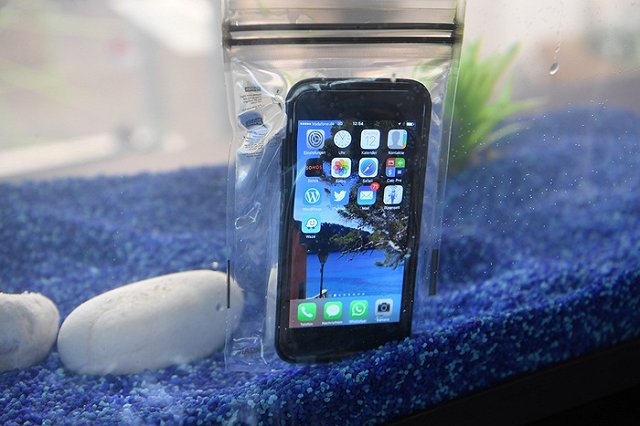 Таможенники в Екатеринбурге задержали 150 радиоактивных «чехольчиков» (ФОТО)