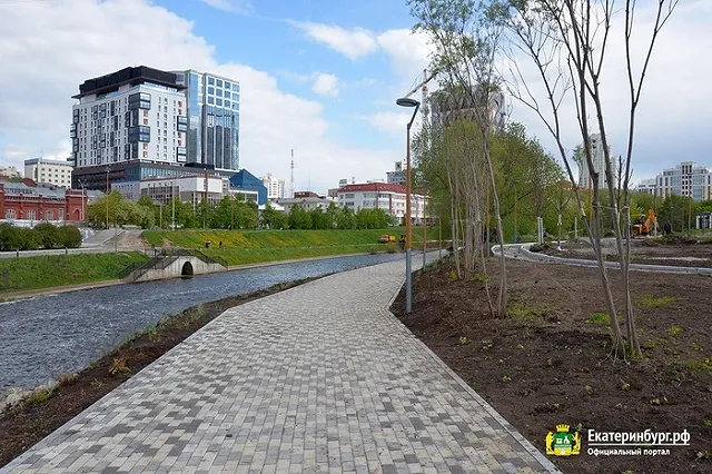 Благодаткова проконтролировала ход реконструкции набережной и сквера у Оперного